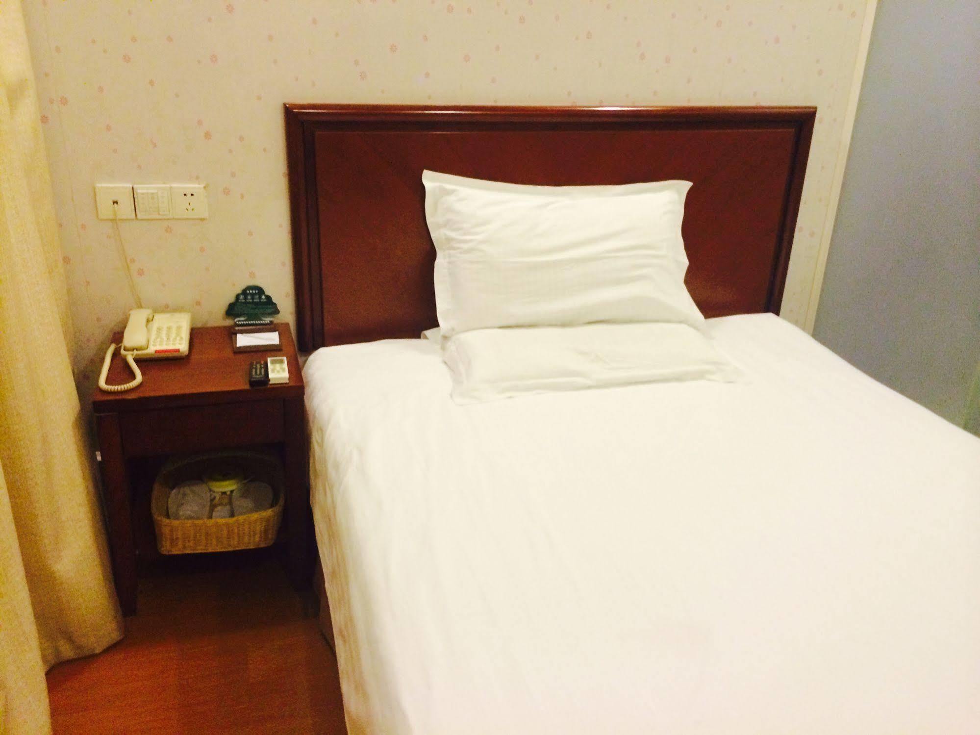 Greentree Inn Shanghai Dongming Road Subway Station Express Hotel מראה חיצוני תמונה