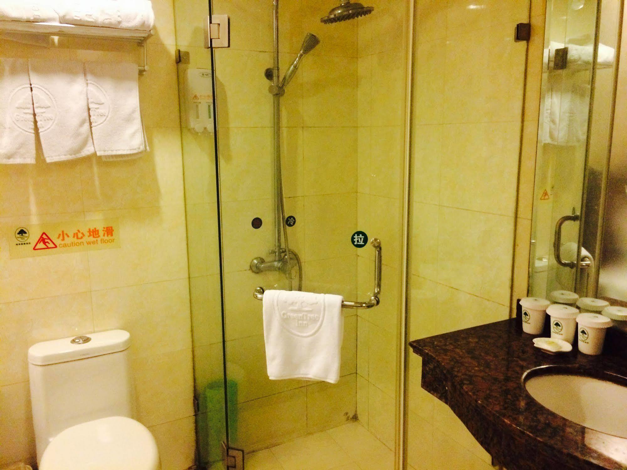 Greentree Inn Shanghai Dongming Road Subway Station Express Hotel מראה חיצוני תמונה