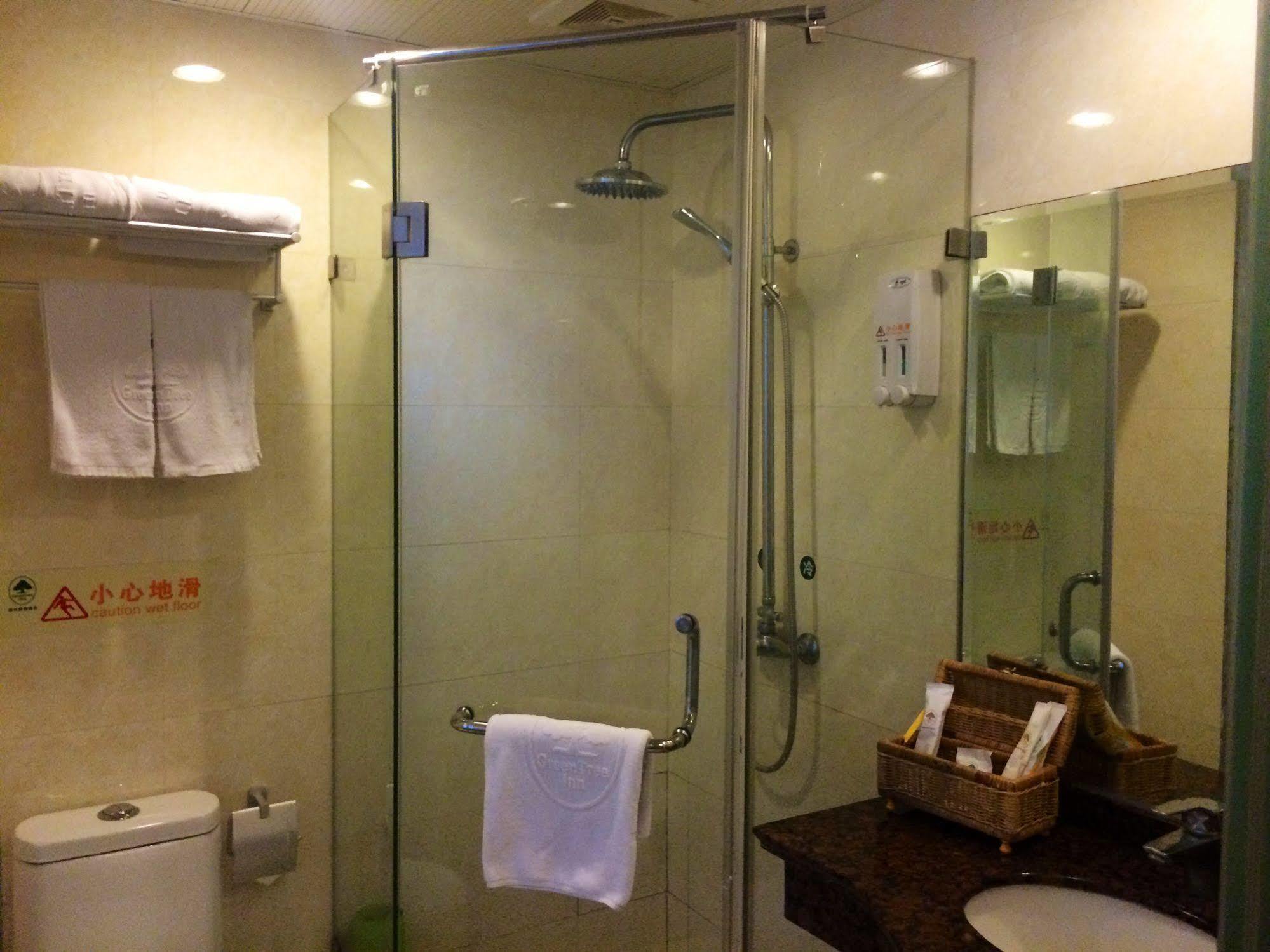 Greentree Inn Shanghai Dongming Road Subway Station Express Hotel מראה חיצוני תמונה